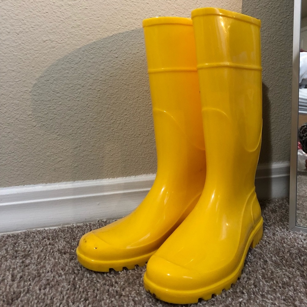 yellow rubber rain boots